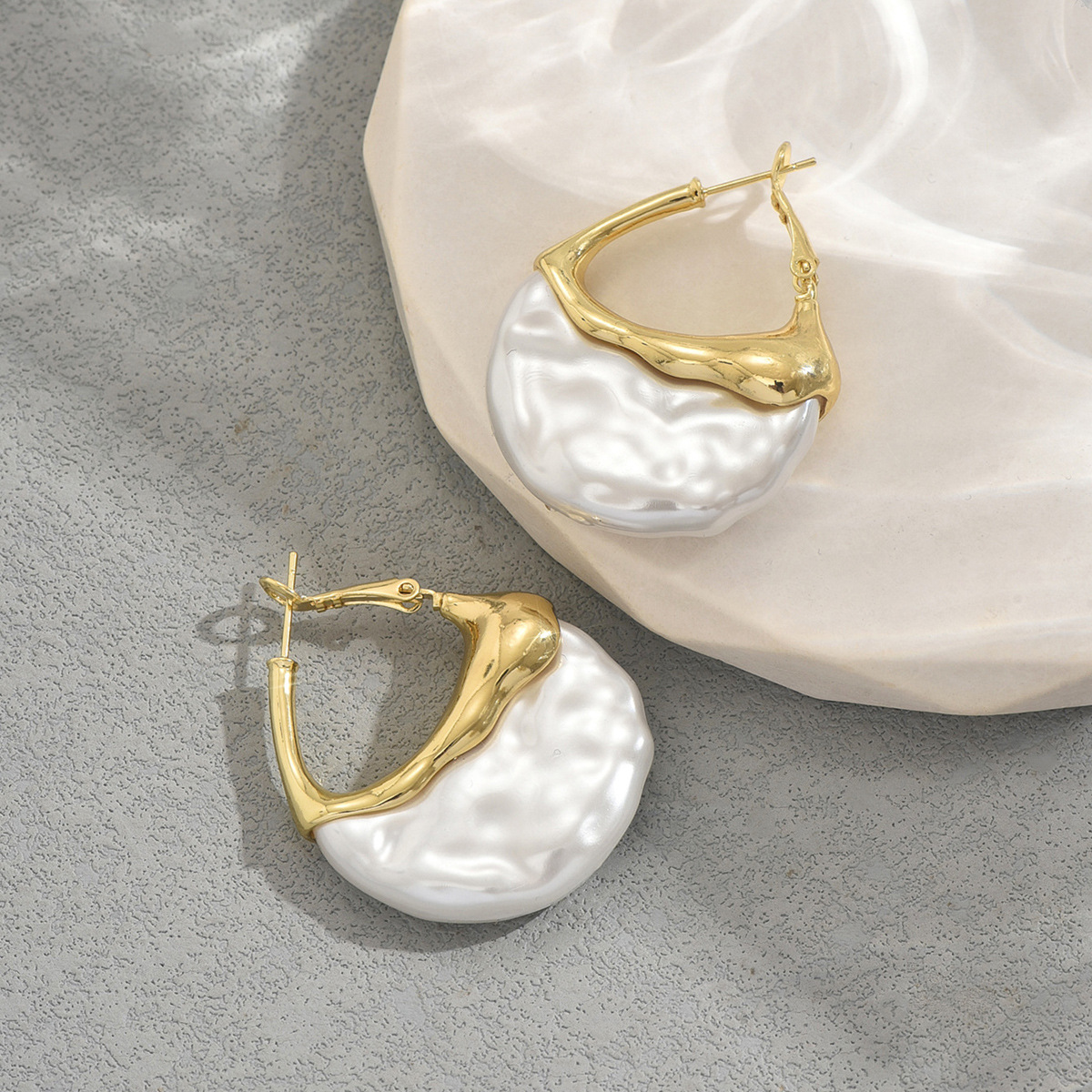 Trendy European Style Pearl Earrings for Women – Minimalist Luxury Design with Elegant Finish