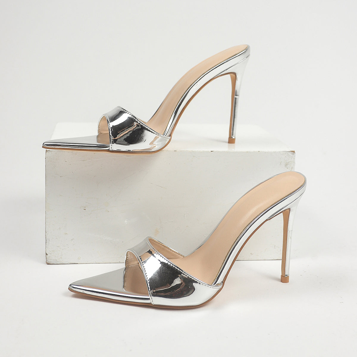 The new summer stiletto slippers women wear open-toed fashion high-heeled sandals