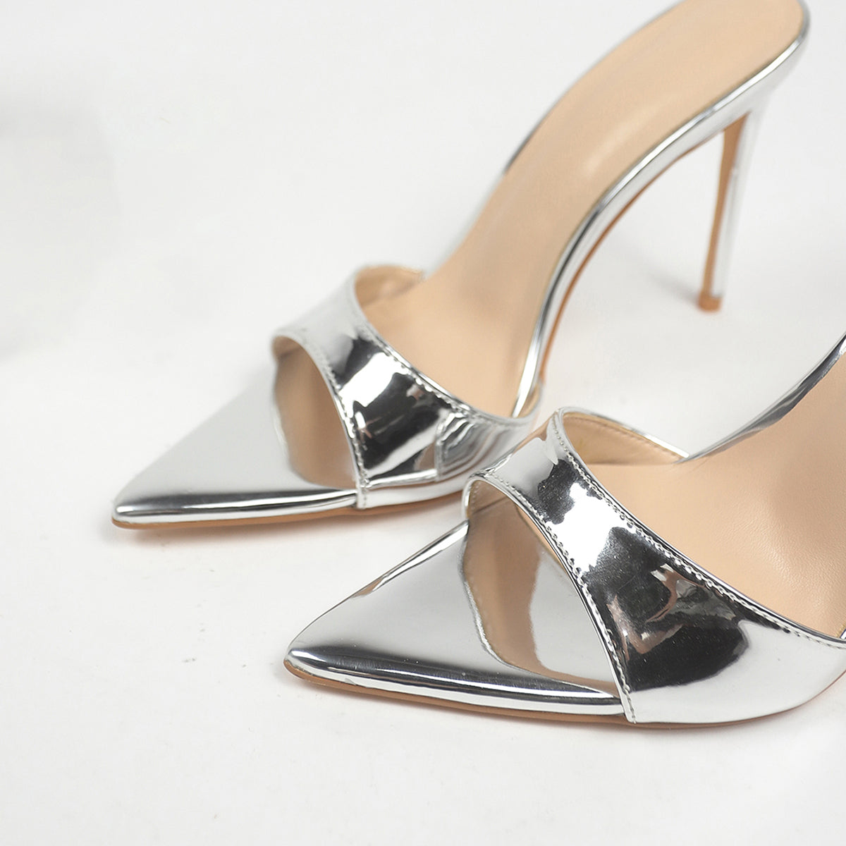The new summer stiletto slippers women wear open-toed fashion high-heeled sandals
