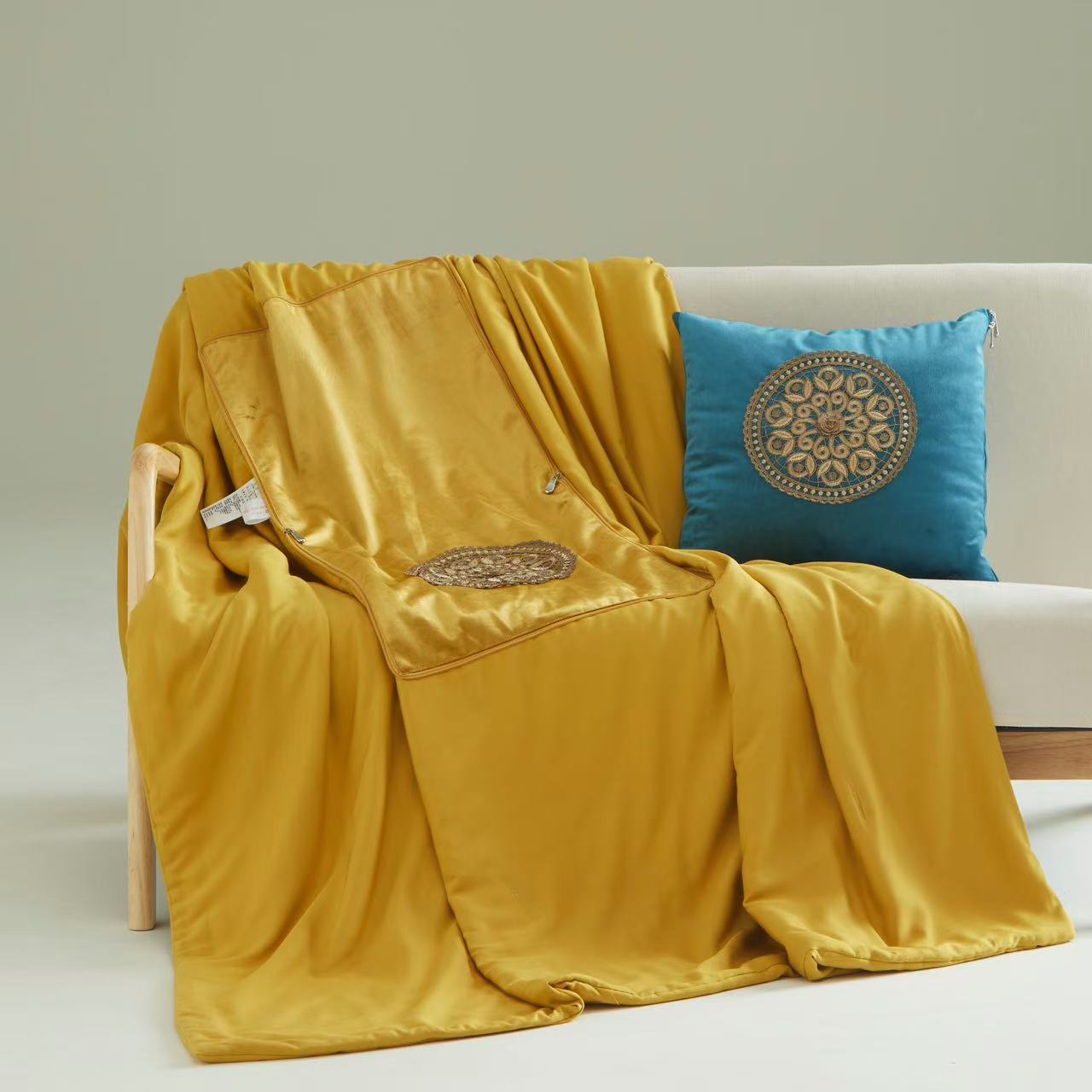 Exquisite Silk Nap Blanket – A Refined Blend of Elegance and Comfort