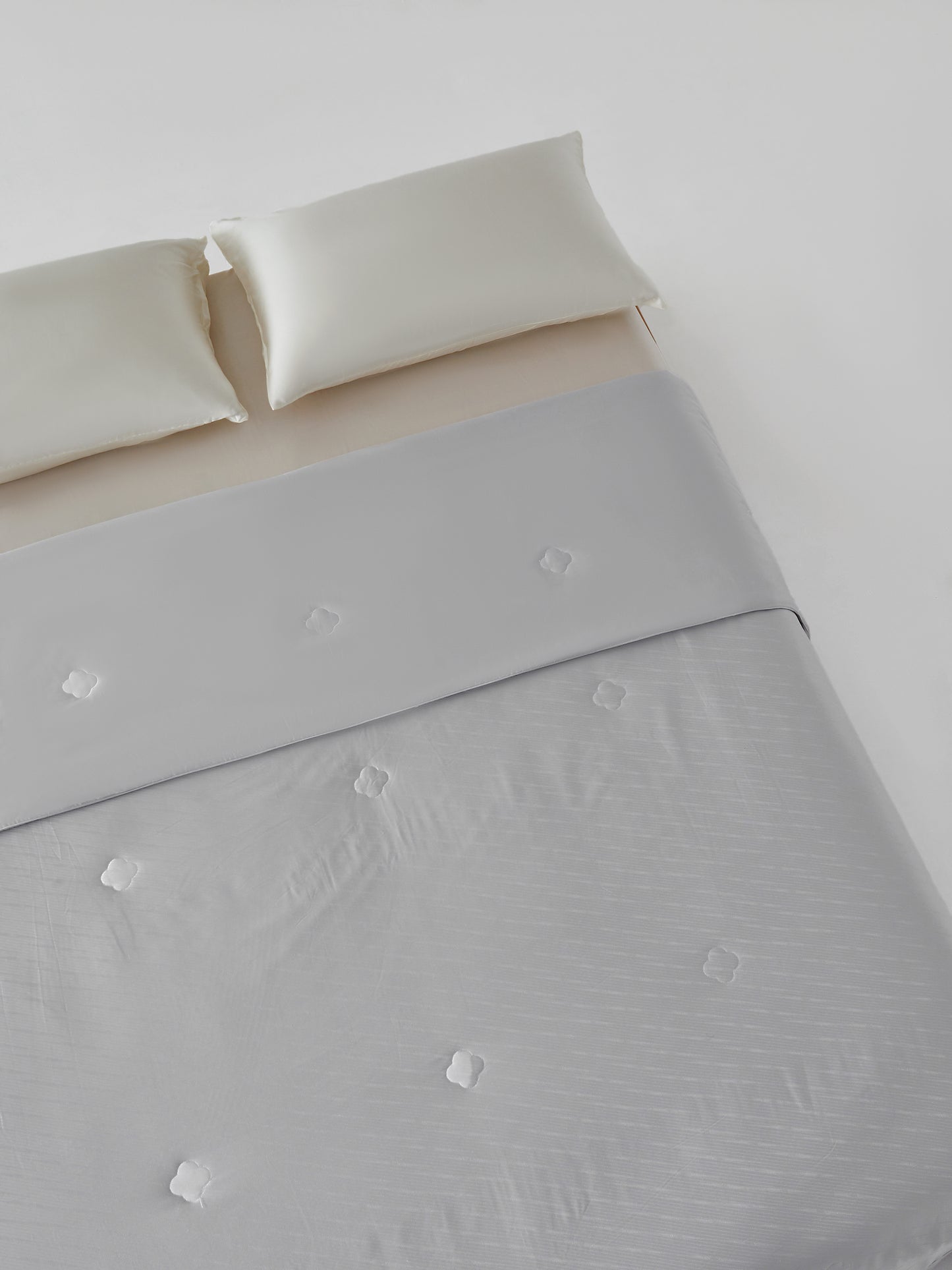 Exquisite Natural Silk Quilt – Luxurious Lightweight Comfort for Refined Living