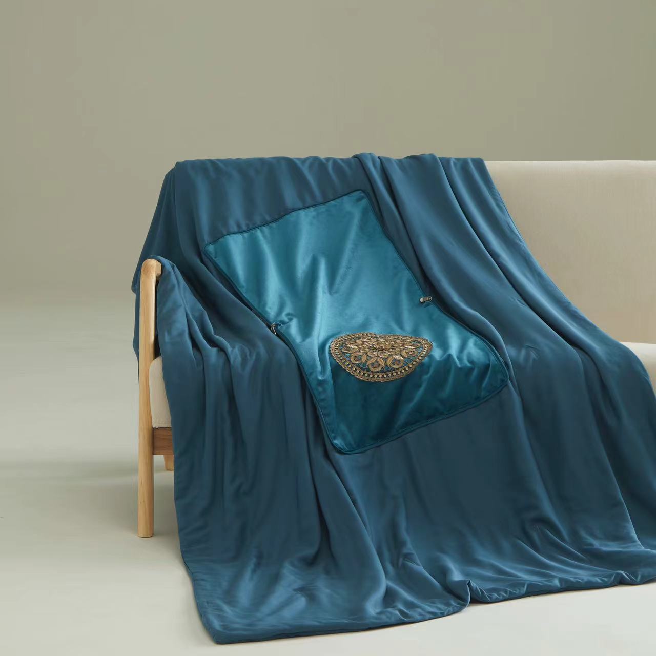Exquisite Silk Nap Blanket – A Refined Blend of Elegance and Comfort